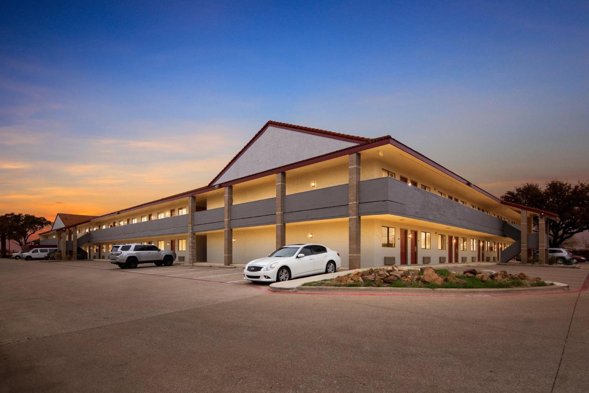 Red Roof Inn & Suites Irving - Dfw Airport South Екстериор снимка